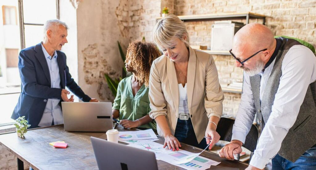 Porvenir y Elempleo abren ofertas de trabajo para mayores de 50 años en Colombia