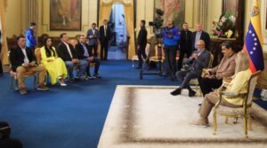 Presidente Maduro sostiene reunión con opositores independientes