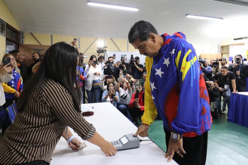 Presidente Maduro tras votar: En este momento histórico nosotros somos garantía de paz