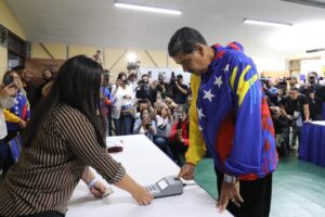 Presidente Maduro tras votar: En este momento histórico nosotros somos garantía de paz