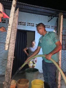 Productores agropecuarios reparten agua potable a los afectados en Guacas de Rivera