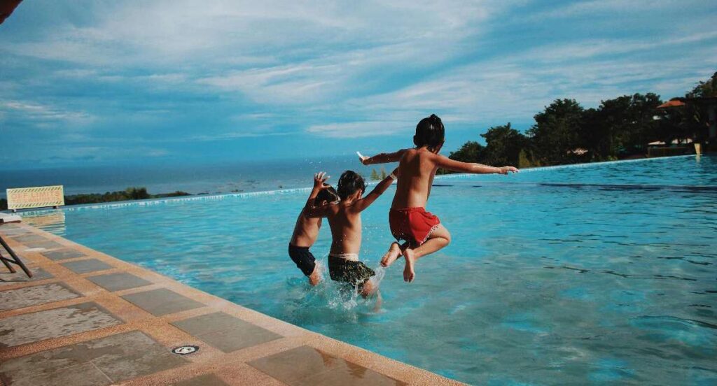 Qué pasa si se mete a la piscina luego de comer y verdad sobre si causa problema