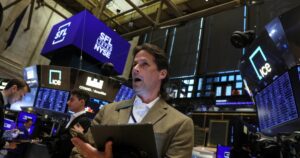 Reacción negativa de los mercados tras los anuncios de Caputo: fuerte caída de acciones y suba del dólar libre