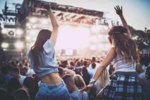 Recomendaciones para disfrutar de los festivales de verano a tope sin que pase factura a tu salud