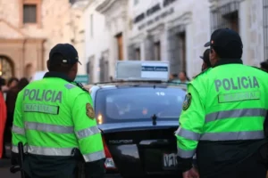 Rescatan a joven venezolana en jaula de pollos en Perú