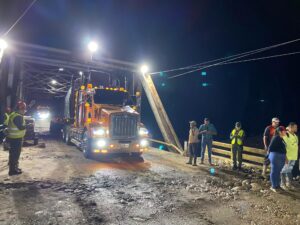 Restituyen paso vehicular por el puente Michay (+video)