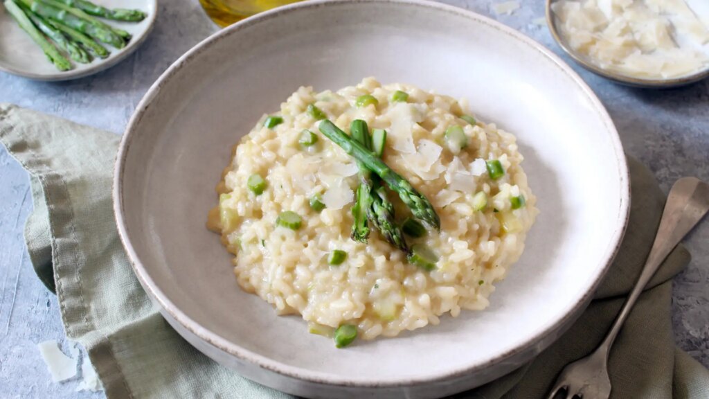 Risotto de espárragos verdes, una receta deliciosa, barata y elegante