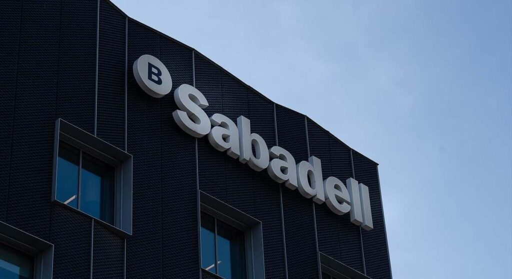 Sabadell gana un récord de 791 millones, un 40,3% más, y eleva un 21% el dividendo prometido hasta 2025