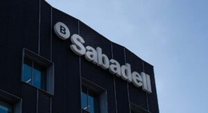 Sabadell gana un récord de 791 millones, un 40,3% más, y eleva un 21% el dividendo prometido hasta 2025