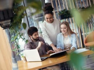 Sector asegurador aporta a la disminución de la brecha laboral entre hombres y mujeres | Empleo | Economía