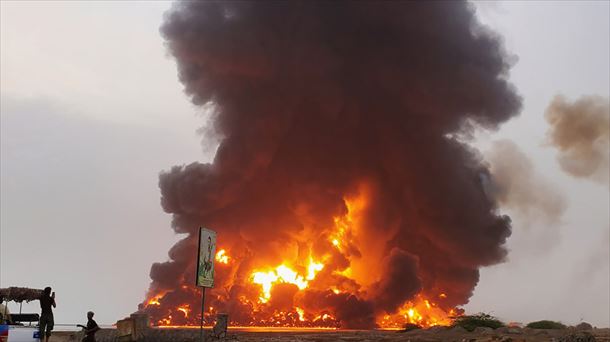 Sigue en llamas el puerto yemení de Hodeida tras los bombardeos de Israel