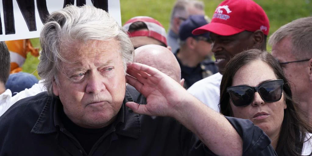 Steve Bannon, exasesor de Trump, entra «orgulloso» en la cárcel para cumplir cuatro meses