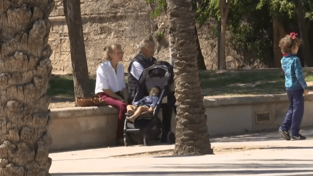 Suecia ya paga a los abuelos que cuidan de sus nietos