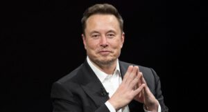 Tesla, de Elon Musk, dijo que retrasará lanzamiento de robotaxi globalmente