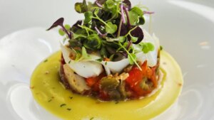 Timbal de bacalao desmigado con patatas y pimiento asados, una receta elegante, rica y barata