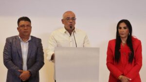 Tres alcaldes de la MUD y uno de la Alianza Democrática anuncian respaldo a candidatura de Maduro