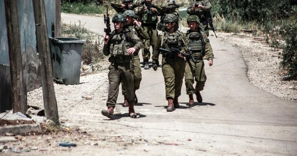 Tres militares israelíes resultan heridos por fuego amigo en Cisjordania