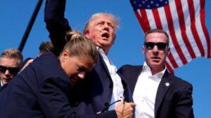 Trump es protegido por el Servicio Secreto tras disparos en un mitin político