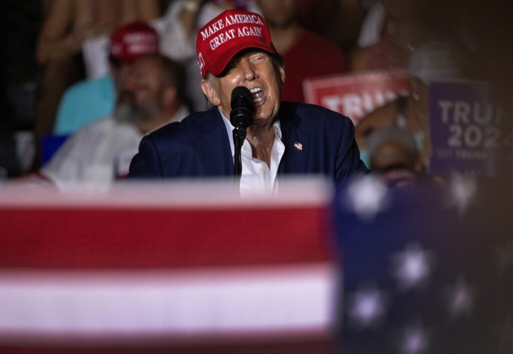 Trump hace escarnio de Biden en su primer mitin tras el debate - AlbertoNews