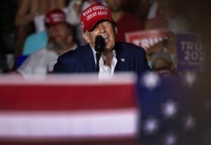 Trump hace escarnio de Biden en su primer mitin tras el debate - AlbertoNews