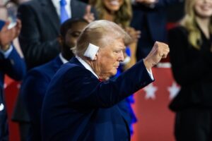 Trump reaparece ante los republicanos en Milwaukee tras el atentado en su contra