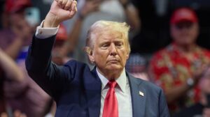 Trump reaparece y se burla de la candidatura demócrata
