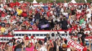 Trump se dirige en Truth a la ciudadanía estadounidense tras sobrevivir al atentado en Pensilvania