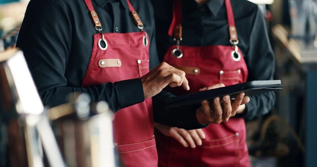 Un jefe ofrece a un camarero un trabajo de 40 horas semanales por 1.600 euros y le dice que no hay día libre por ese sueldo