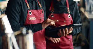 Un jefe ofrece a un camarero un trabajo de 40 horas semanales por 1.600 euros y le dice que no hay día libre por ese sueldo