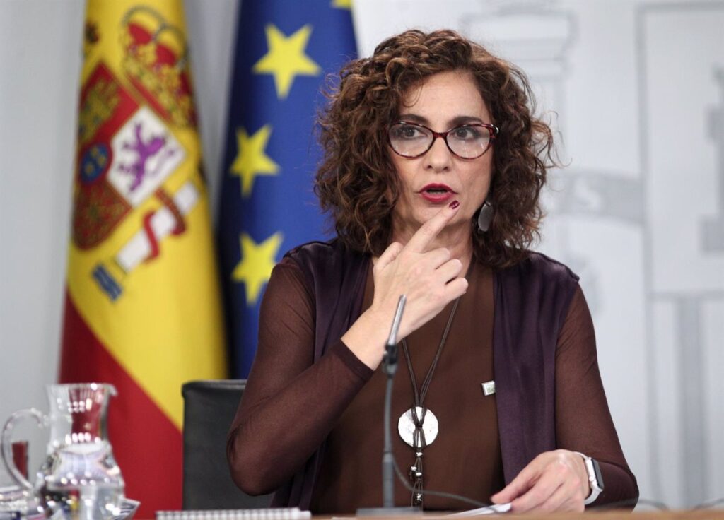 Un juzgado de Madrid cita a María Jesús Montero a una conciliación con la pareja de Ayuso