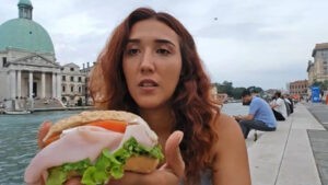 Una bandada de gaviotas asalta en vivo a una 'influencer' y le roba su comida (Video) - AlbertoNews