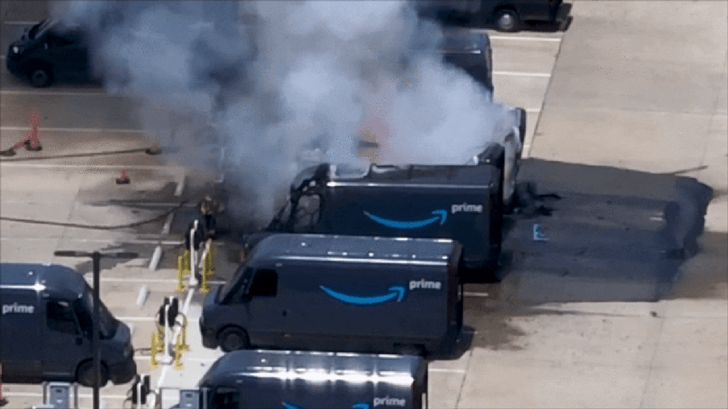 Una furgoneta de reparto de Amazon se enciende en una ardiente explosión durante el calor del verano en Houston