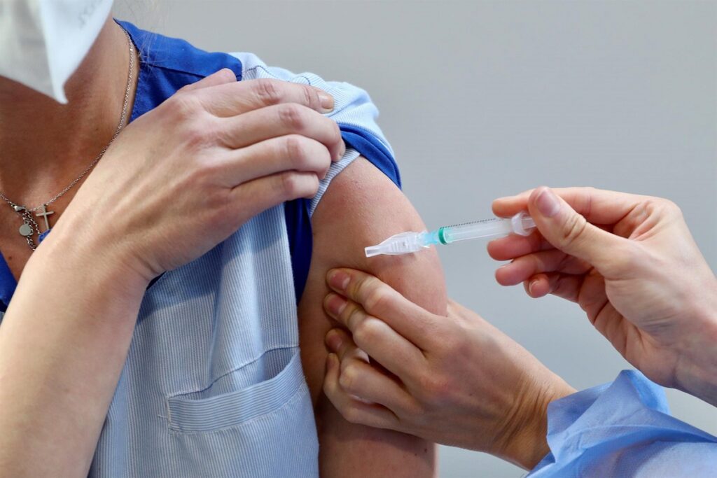 Vacunas en centros privados alcanzan los 120 dólares: Academia Nacional de Medicina