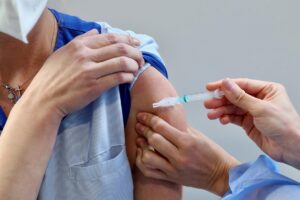 Vacunas en centros privados alcanzan los 120 dólares: Academia Nacional de Medicina