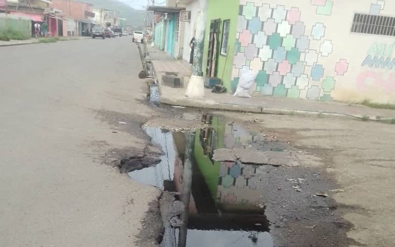 Vecinos de Guamachito en Barcelona denuncian bote de aguas servidas