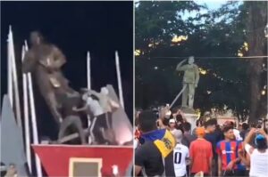 Venezolanos derriban estatuas de Hugo Chávez, en protestas contra resultado de presidenciales - AlbertoNews
