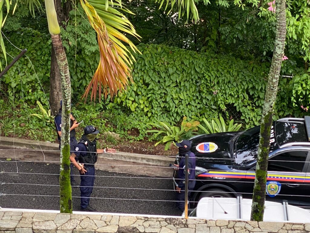 Venezuela: Fuerzas de seguridad se mantienen a las afueras de la embajada de Argentina en Caracas (Fotos) - AlbertoNews