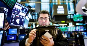 Wall Street cotiza en baja y la bolsa de Londres advirtió que sufre “problemas técnicos” por el apagón informático