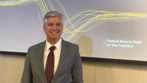 Waller de la Fed dice que se acerca el momento de un recorte de tasas
