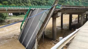 Xi Jinping insta a realizar todos los esfuerzos de rescate tras colapso de puente en China
