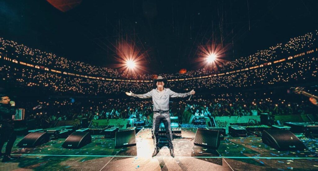 Yeison Jiménez llenó las expectativas del Movistar Arena con concierto en Bogotá