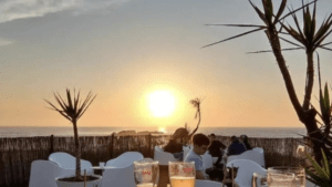 buen ambiente, música y vistas impresionantes al mar