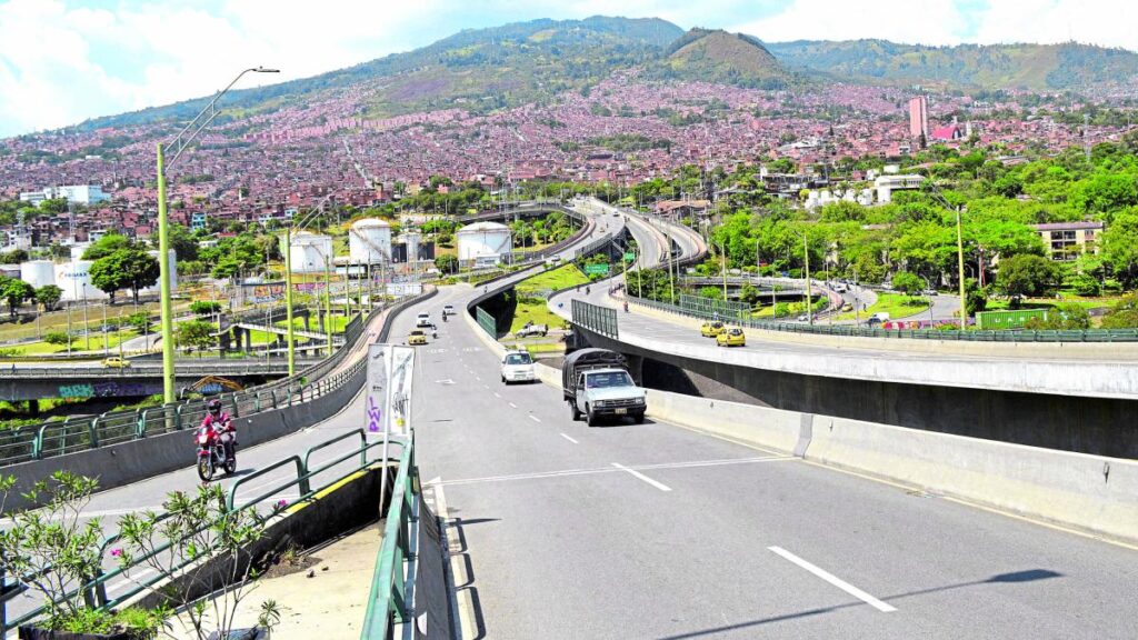 cerraron el puente de la Madre Laura por bandera del Eln y posible explosivo