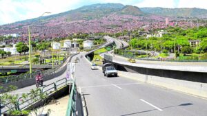 cerraron el puente de la Madre Laura por bandera del Eln y posible explosivo