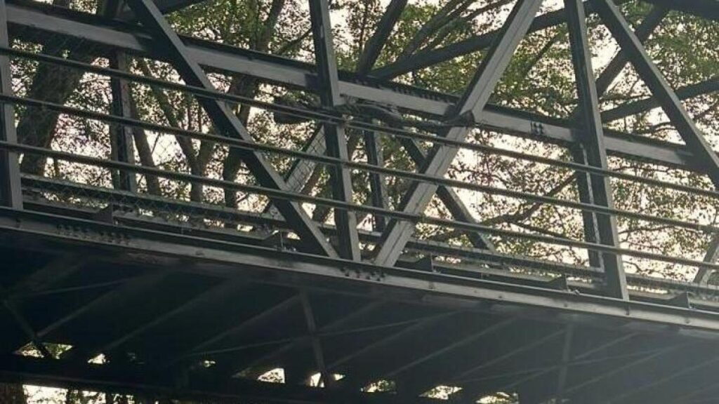 cerraron importante vía por presencia de bandera en puente peatonal