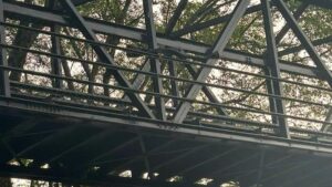 cerraron importante vía por presencia de bandera en puente peatonal