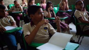 colegios oficiales regresan a clases este martes