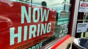empleadores añadieron 206.000 trabajos en junio indicando fortaleza económica