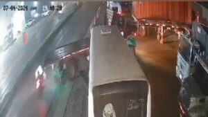 joven que iba como parrillera en una moto en Manizales falleció tras chocar con tractomula que daba reversa