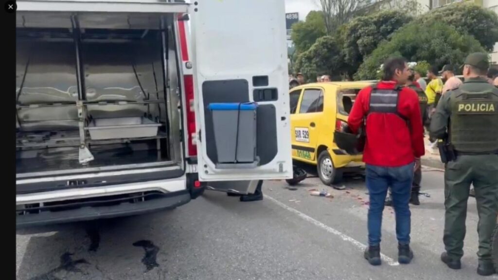 motociclista golpeó contra taxi y el impacto con vidrios lo dejaron sin vida